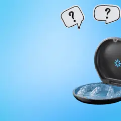 Pytania o invisalign cena? Przezroczyste nakładki w etui, gotowe do prostowania zębów.