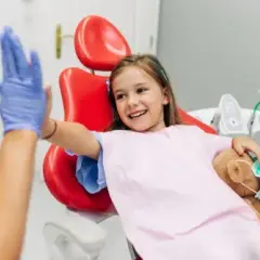 Ruszający się mleczak? Bezpieczny i bezbolesny przewodnik dla rodziców