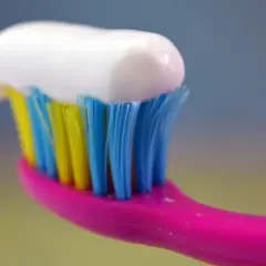 Kolorowa szczoteczka z białą pastą. Włosie jest ultra soft, co znaczy, że jest niezwykle delikatne dla dziąseł.