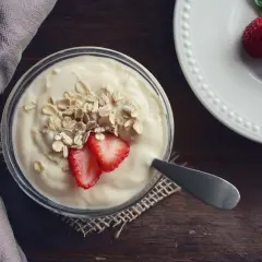 Jogurt z płatkami owsianymi i truskawkami – idealne danie, gdy zastanawiasz się, co jeść po wyrwaniu zęba.