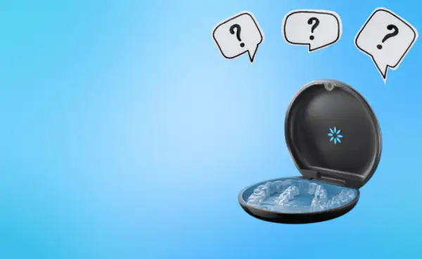 Pytania o invisalign cena? Przezroczyste nakładki w etui, gotowe do prostowania zębów.