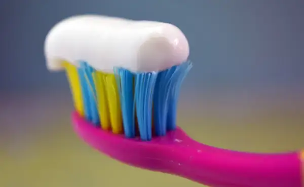 Kolorowa szczoteczka z białą pastą. Włosie jest ultra soft, co znaczy, że jest niezwykle delikatne dla dziąseł.
