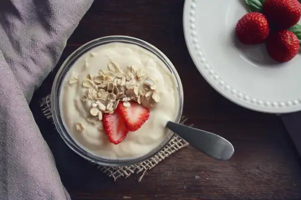 Jogurt z płatkami owsianymi i truskawkami – idealne danie, gdy zastanawiasz się, co jeść po wyrwaniu zęba.